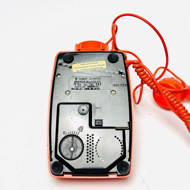 Teléfono antiguo naranja