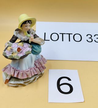 Statuetta Capodimonte donna con fiori