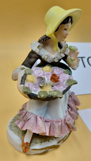 Statuetta Capodimonte donna con fiori