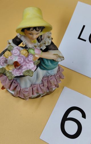 Statuetta Capodimonte donna con fiori