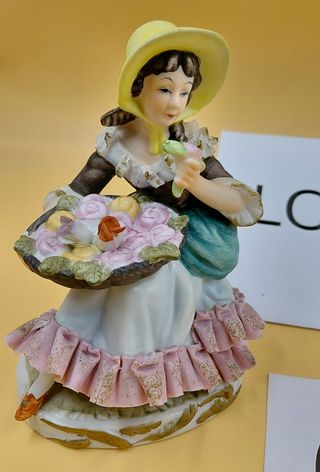 Statuetta Capodimonte donna con fiori