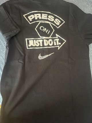 Camiseta Nike The Nike Tee Negra