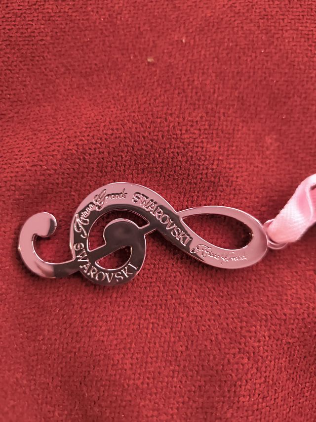 Charm Ariana Grande.