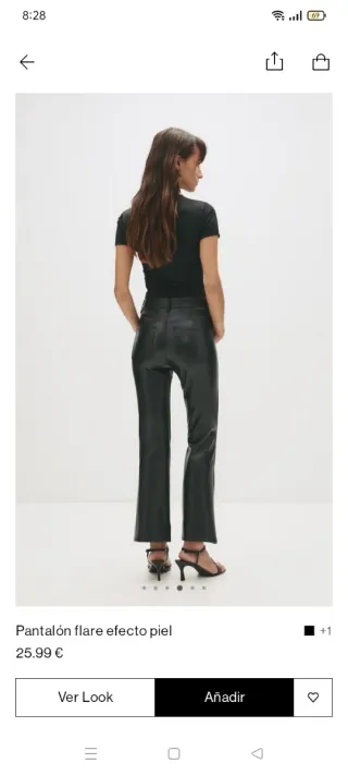 Pantalón kick flare efecto piel negro.