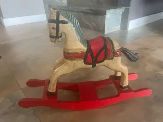 Caballo balancín de madera