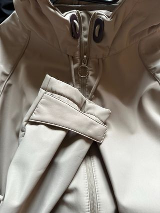 Giubbino beige con cappuccio invernale