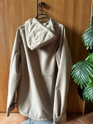 Giubbino beige con cappuccio invernale