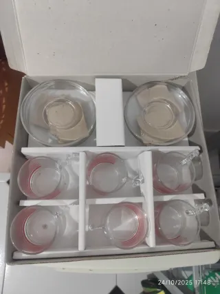 Juego de café de cristal con detalles rojos