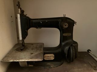 Máquina de coser antigua Cornely Paris
