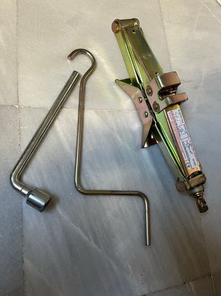 Gato y herramientas para coche