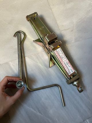 Gato y herramientas para coche