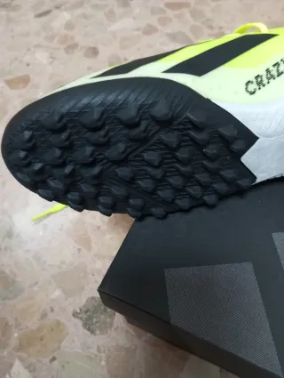 Botas de fútbol multitacos.