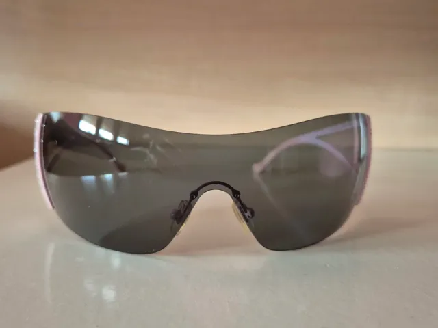 Gafas de sol Versace rosas con lente negra