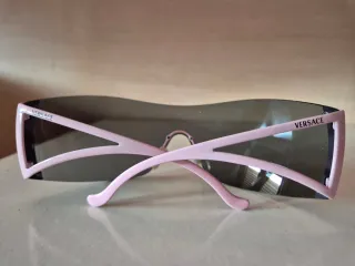 Gafas de sol Versace rosas con lente negra