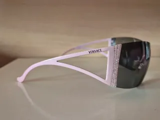 Gafas de sol Versace rosas con lente negra