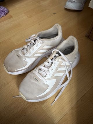Zapatillas Adidas Beige y Blancas