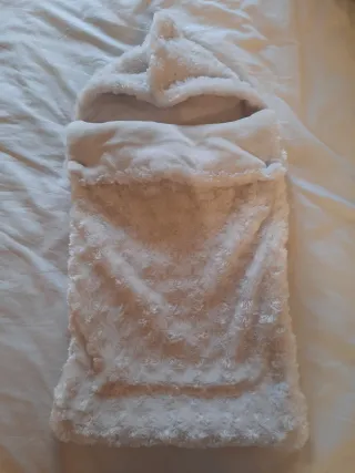Saquito para bebé con capucha