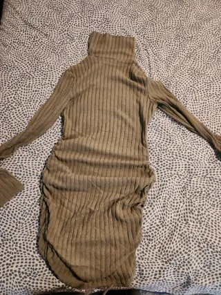 Vestido verde cuello alto acanalado