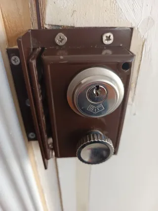 Portón blindado blanco.La cerradura es nueva.