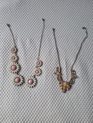 5 collane bigiotteria: 2 girocollo, 3 lunghe