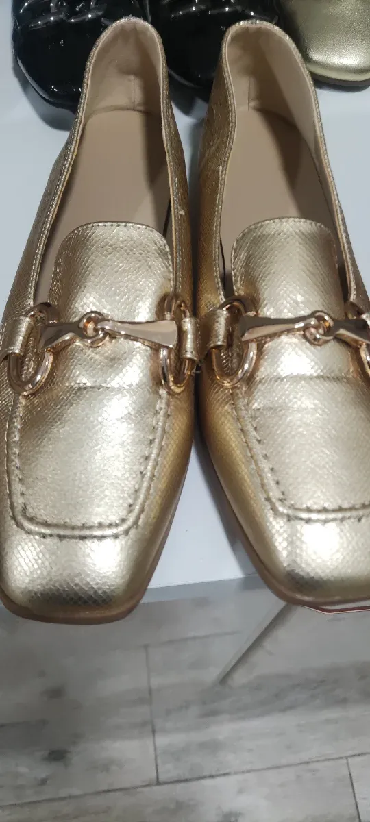 Zapatos ALTA MODA Beige con Hebilla Dorada