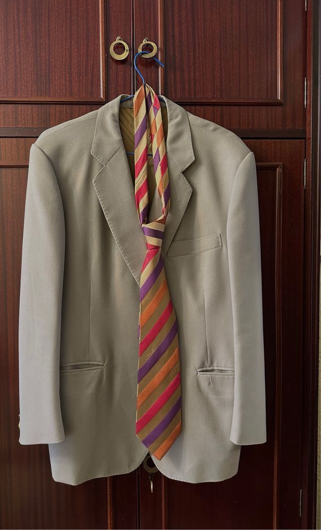 Chaqueta de traje gris hecha a medida 