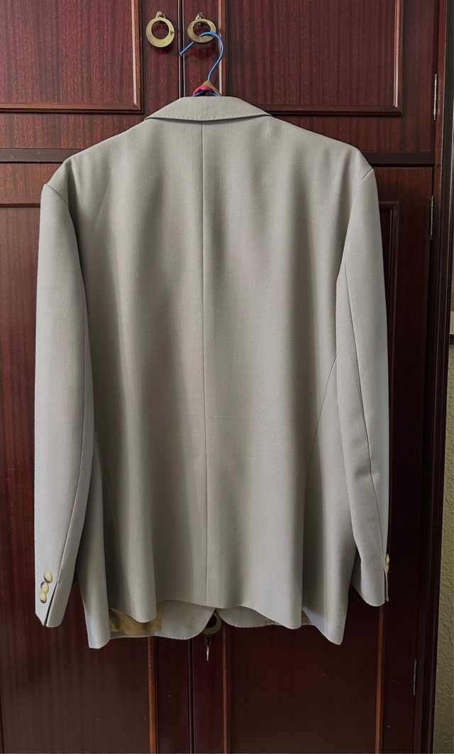 Chaqueta de traje gris hecha a medida 