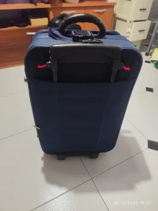 Maleta de viaje John Travel azul y roja