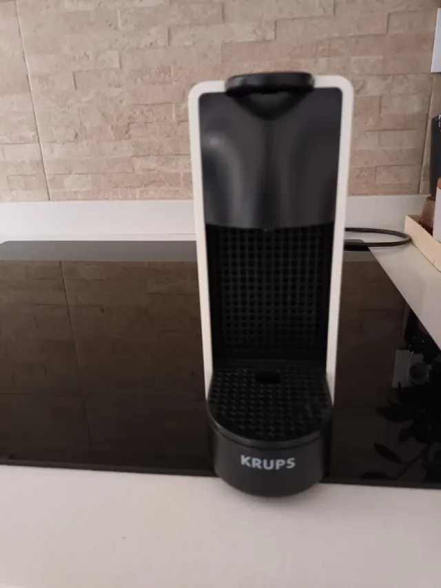 Cafetera Nespresso Krups Essenza Blanca.