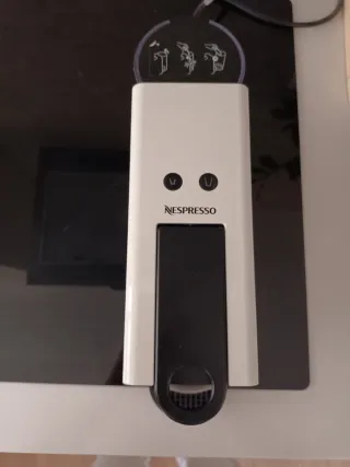 Cafetera Nespresso Krups Essenza Blanca.