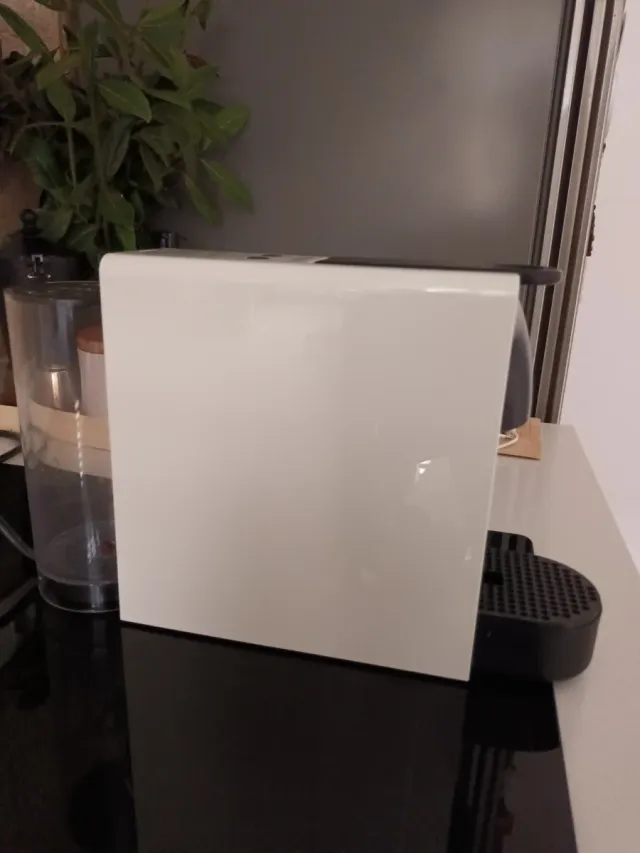 Cafetera Nespresso Krups Essenza Blanca.