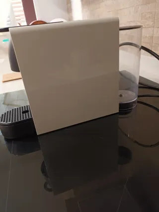 Cafetera Nespresso Krups Essenza Blanca.