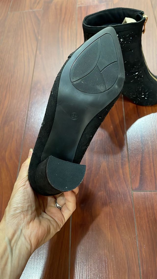 Botines negros con pedrería y cremallera