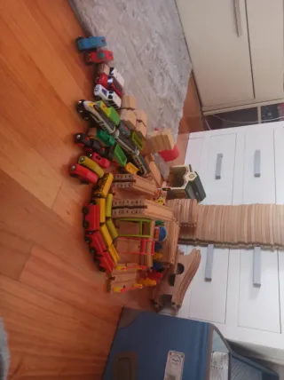 Caja de trenes de madera para niños