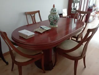 Mesa de comedor de madera y vitrina