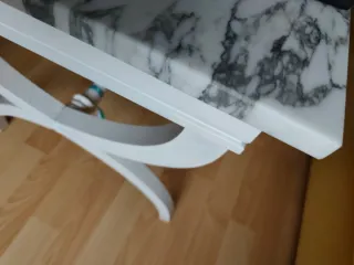 Mesa de centro de mármol (blanco y gris).