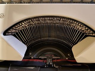 Máquina de escribir Olympia portátil con maletín.