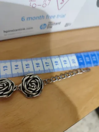 Pulsera de flores plateada