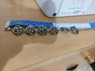 Pulsera de flores plateada