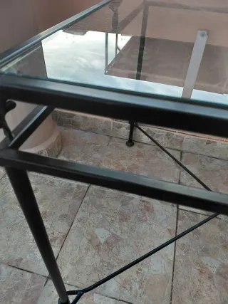 Tavolo in vetro nero e metallo