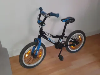 Bicicleta infantil negra y azul