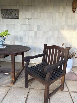 Mesa y 3 sillas de madera exterior , una plegable