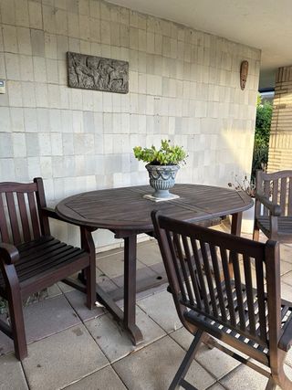 Mesa y 3 sillas de madera exterior , una plegable
