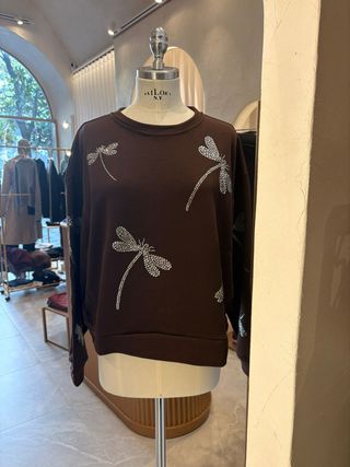 Felpa marrone con libellule in strass