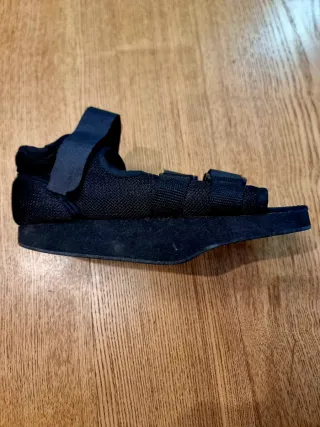 Zapato post operatorio talla M hasta 26 cm de pie.