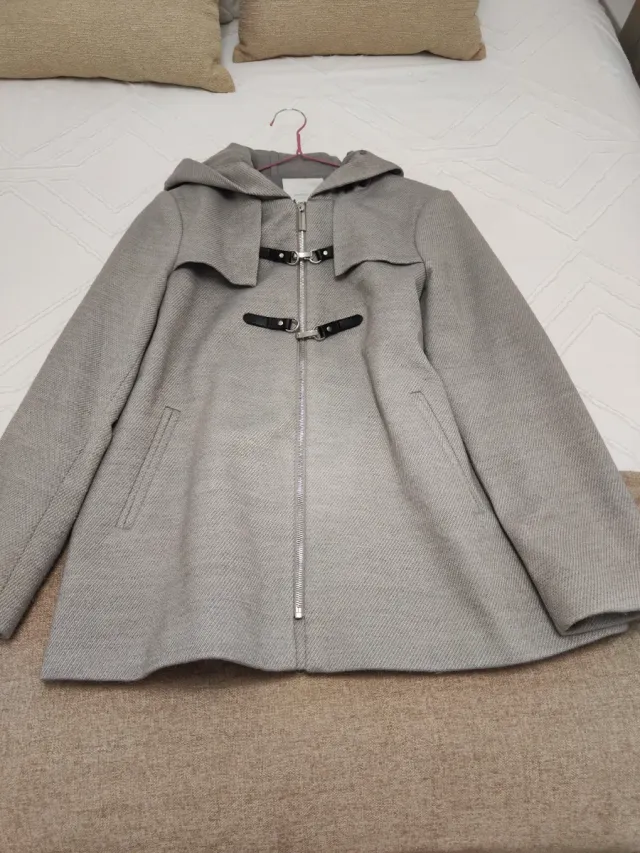 Abrigo gris de paño con capucha