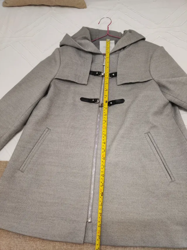 Abrigo gris de paño con capucha