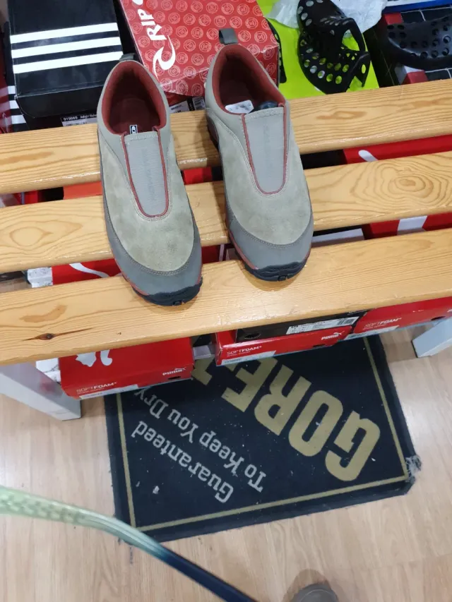 Zapatillas cómodas beige y grises