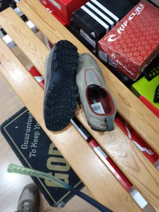 Zapatillas cómodas beige y grises