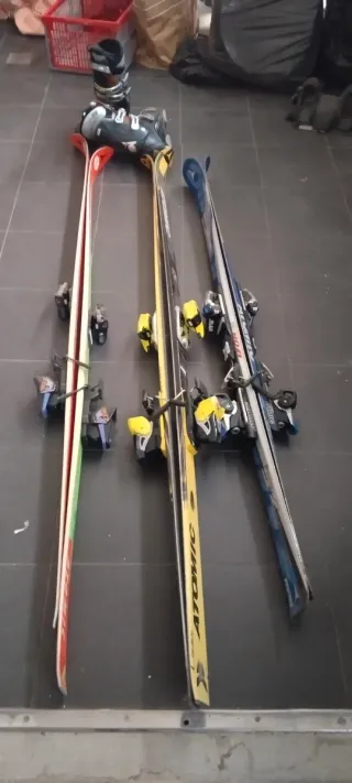Esquís y botas de esquí